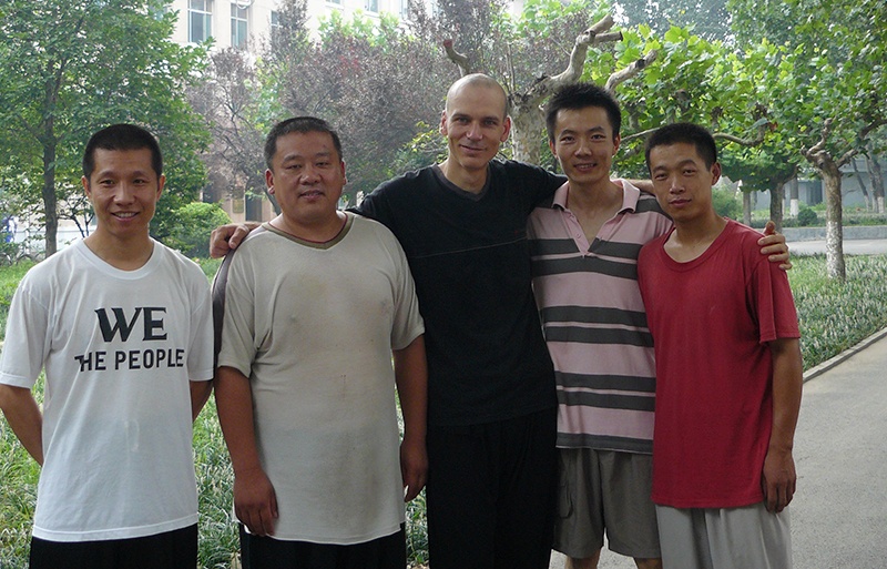 S místními Mistry a jejich žáky Praktické Metody, během tréninku ve městě Jinan, Čína 2007