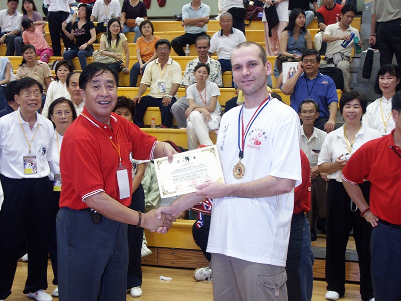 Přebírání Zláté medaile za sestavu Lao Jia Yi Lu od Mistra Zhu Tian Cai. Singapur 2015